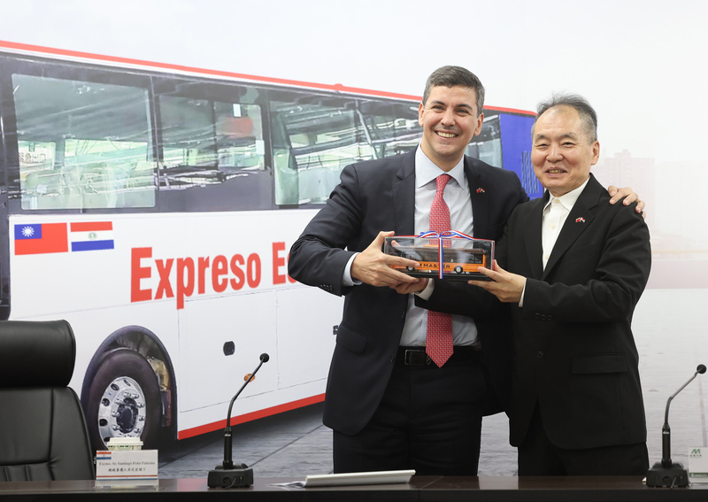參訪電動巴士業者 潘尼亞盼更多台商投資巴拉圭