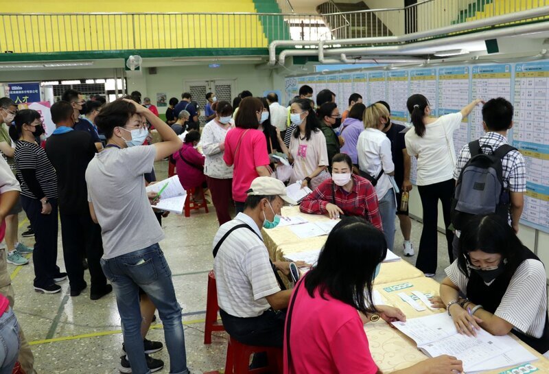 嘉義廠商聯合徵才吸人潮 不限經歷起薪32k