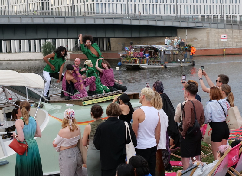 台設計師闖柏林時裝週 模特兒河上走秀吸睛