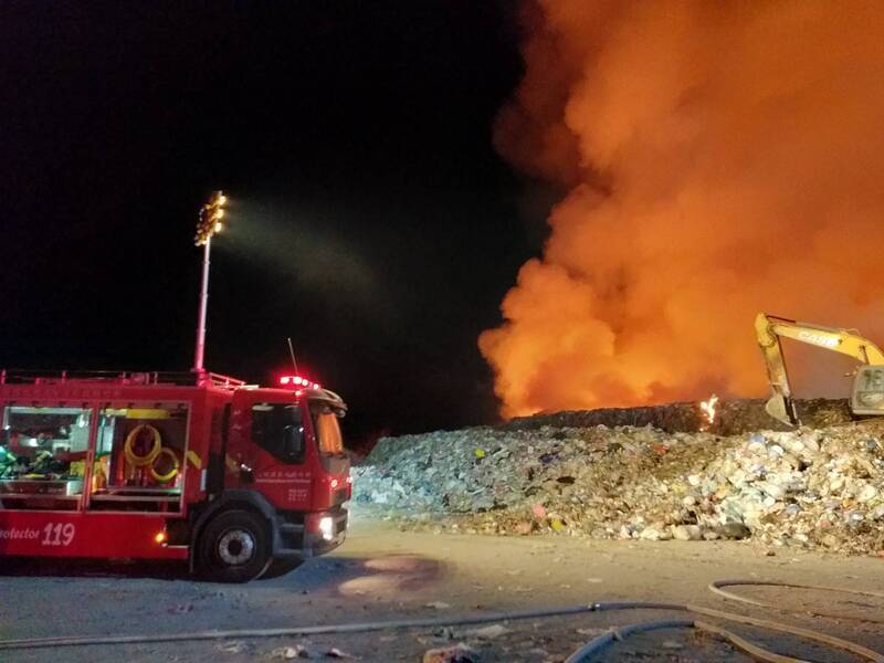 竹縣警消搶救新豐掩埋場火警 增水線防延燒西濱公路