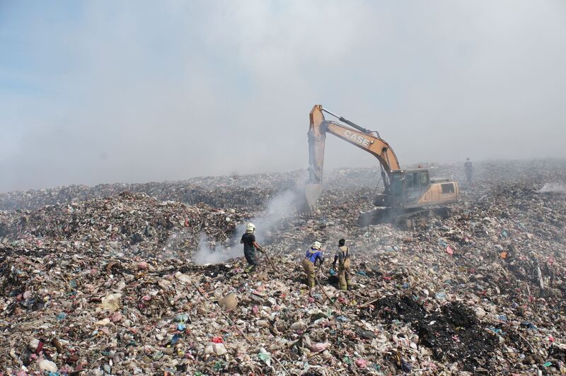 竹縣新豐掩埋場火勢控制 警消持續監控防復燃