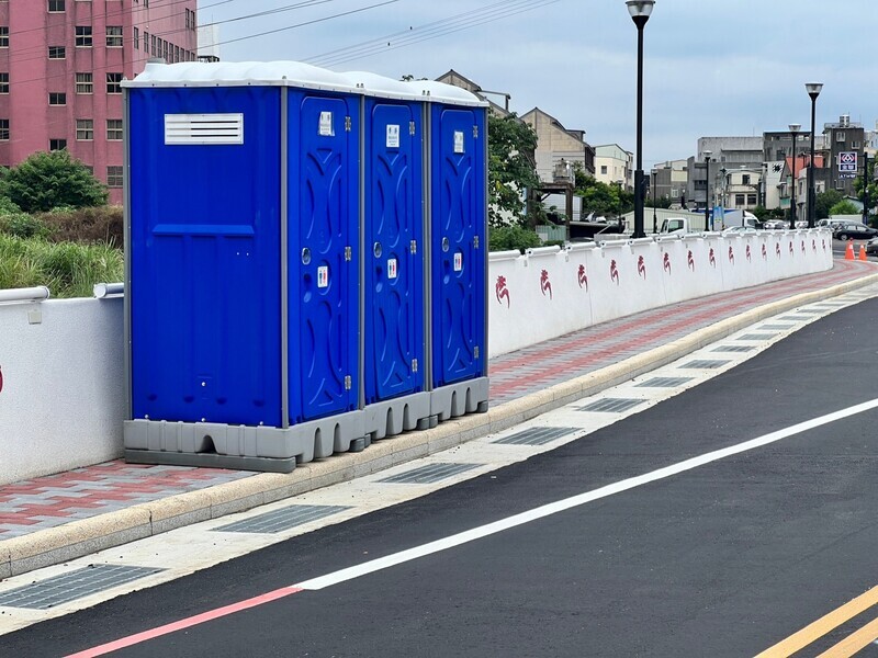 三義鄉人行道出現流動廁所 民眾批另類行人地獄