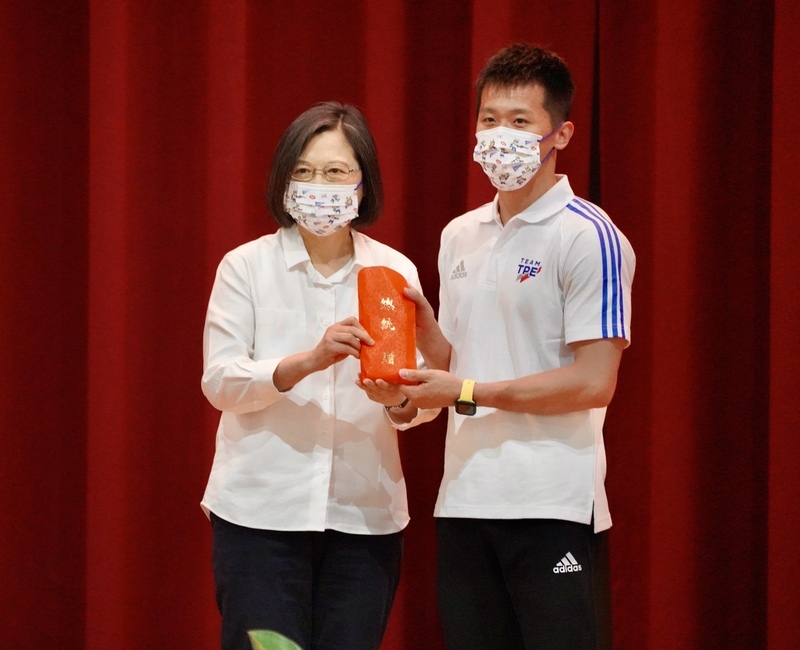 蔡總統授旗成都世大運台灣代表隊 贈20萬加菜金