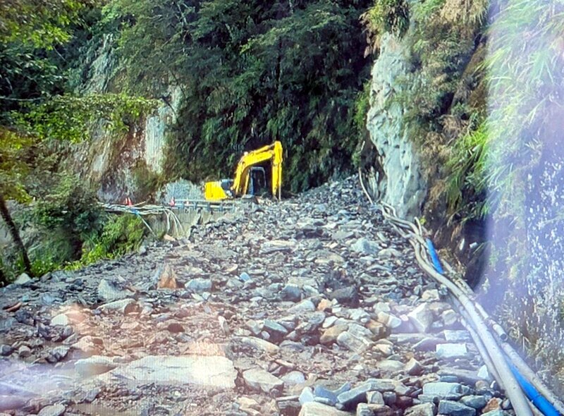 南橫土石流向陽至利稻段中斷 拚下午2時搶通