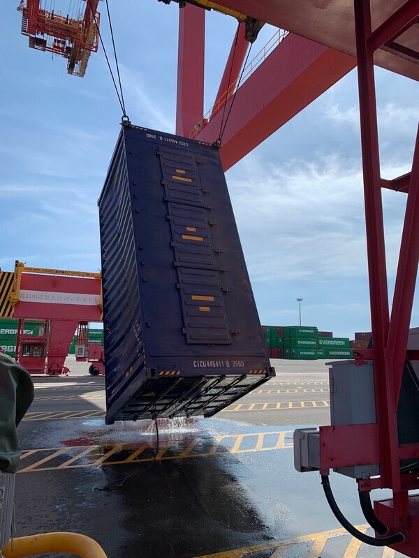 高雄港外貨輪沉沒 貨櫃持續南漂僅6只拖帶上岸