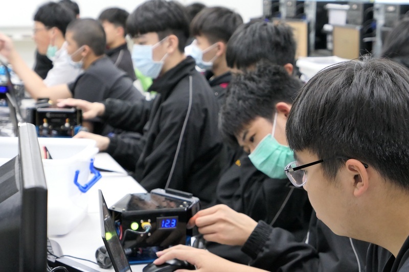 育智慧機械人才 花工東區技術中心提供設備教學