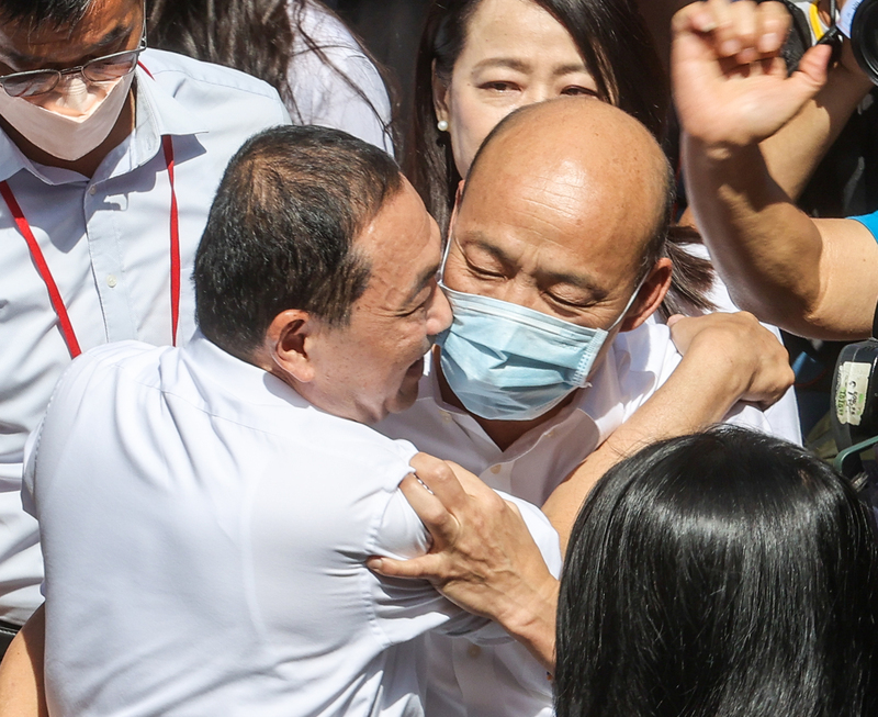 侯友宜兩度擁抱韓國瑜 為4年前做不夠致歉