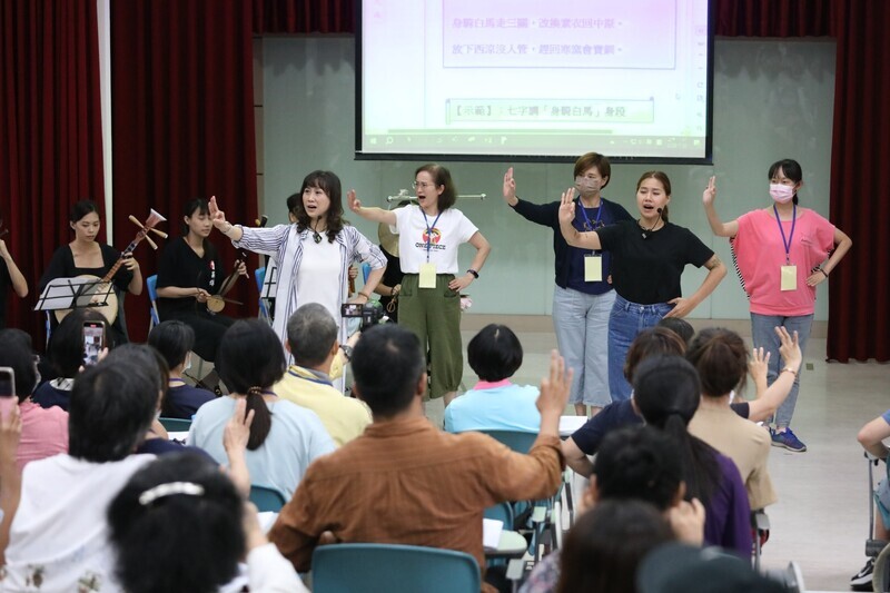 國小教師研習傳統表演藝術 人間國寶接班人親示範