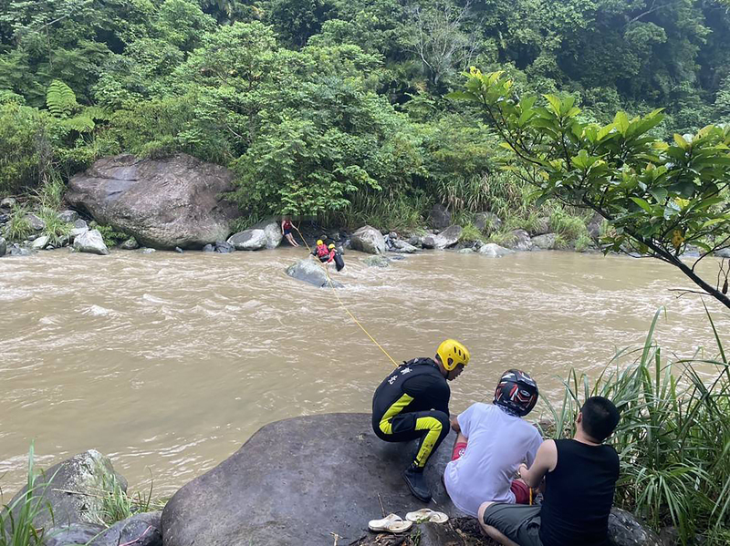 大豹溪因雨暴漲釀2女移工受困 警消救出