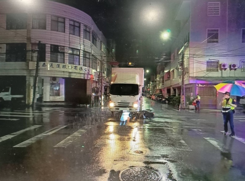 疑未遵守號誌釀禍 苗栗縣公館同一路口接連事故