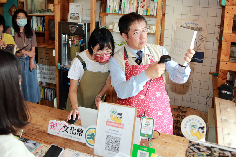 黃偉哲當一日店長 籲支持特色獨立書店