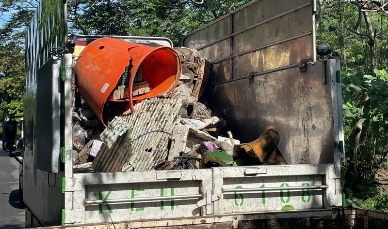 嘉縣梅山鄉出現「垃圾瀑布」 志工清出10噸垃圾