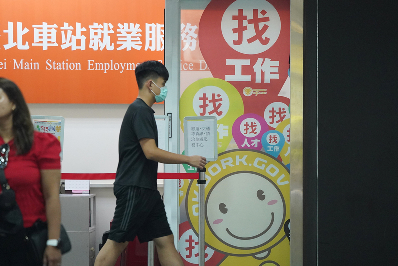 畢業季尋職潮 6月失業率微增至3.49%