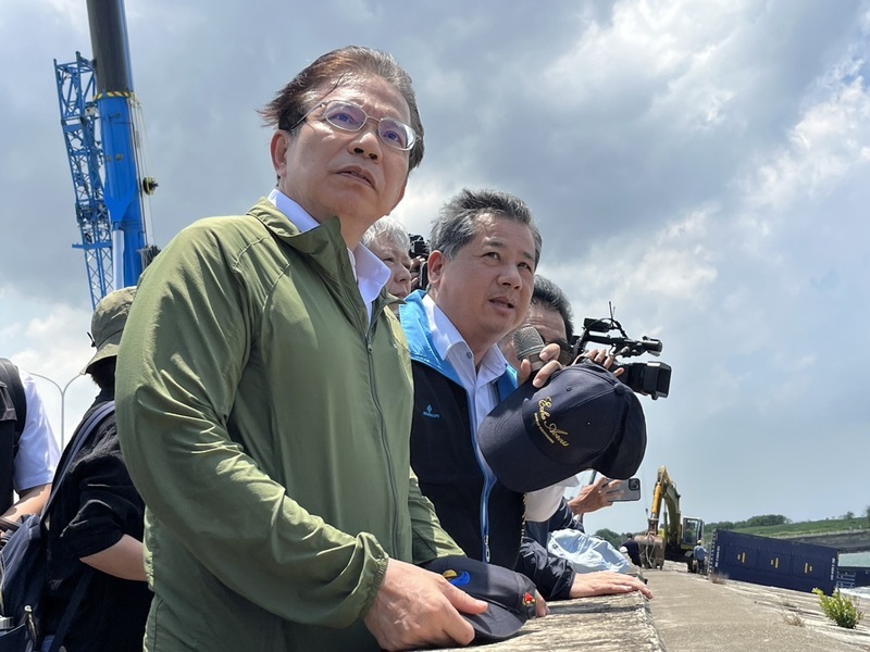 天使輪打撈颱風搶時間 王國材：先處理淺灘110只貨櫃