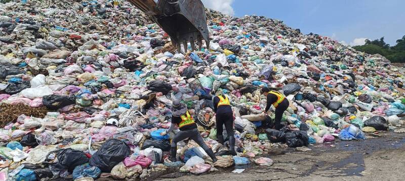 金飾鑽戒藏舊衣當垃圾丟 南投清潔隊花5小時找回