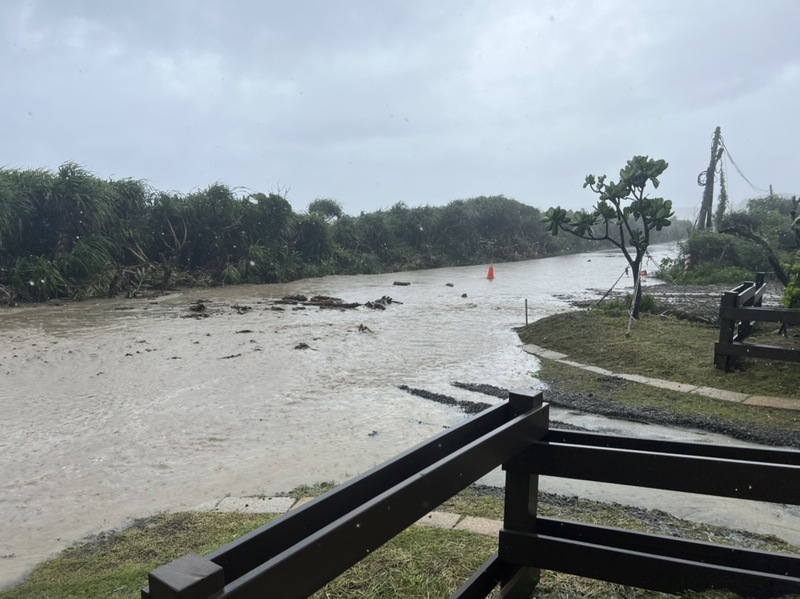 颱風來襲屏東逾77人撤離 零星淹水、路樹傾倒災情