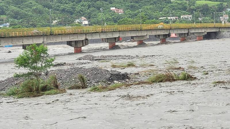 杜蘇芮挾大雨秀姑巒溪暴漲 玉里大橋不排除預警封閉