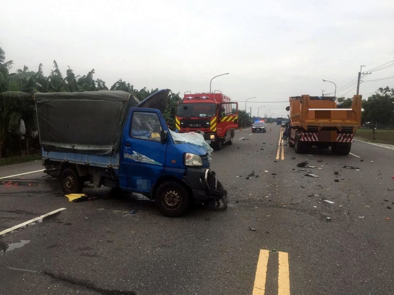 嘉縣小貨車疑偏離車道撞砂石車 1駕駛命危
