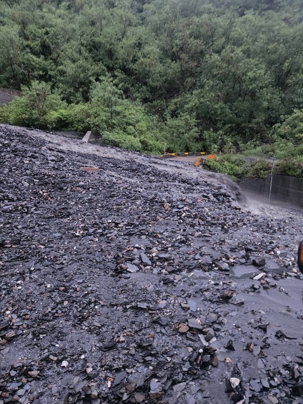 屏東大雨下不停 霧大二橋沖毀、獅子鄉道路坍方