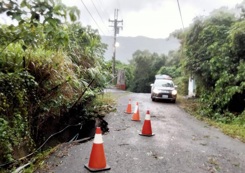 杜蘇芮襲屏東 小琉球漁港堆漂流木、滿州路面塌陷