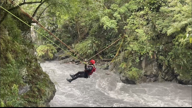 受困栗松溫泉男女 消防人員以繩索順利救出