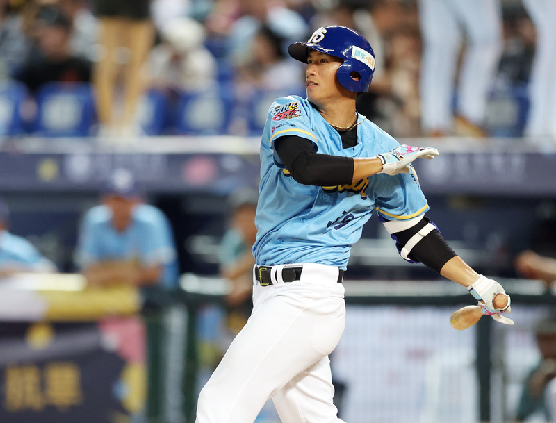 中職明星賽前國軍展巨幅國旗 林立拿單場MVP