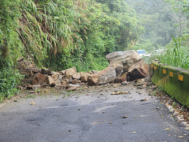 苗62線落石坍方交通一度中斷 警籲山區小心駕駛