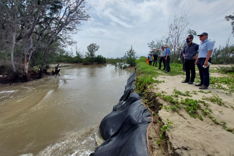 台南北門海岸遭暴潮沖出缺口 將緊急修補