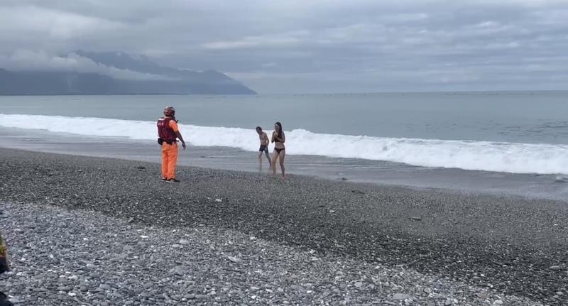 颱風卡努逼近花蓮現長浪 岸巡柔性勸導民眾遠離