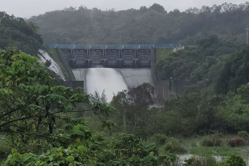 颱風逼近苗縣頭屋雨量豐沛 明德水庫預防性洩洪