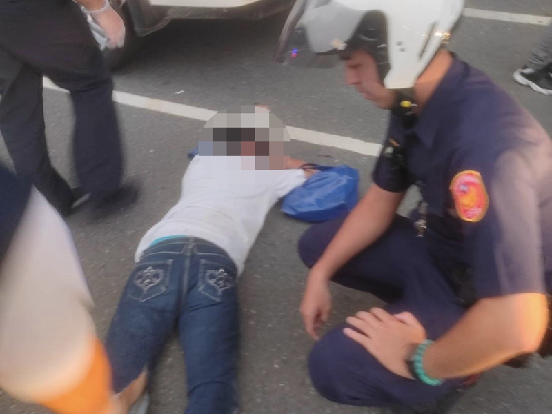 情侶口角 女趴男友車引擎蓋遭拖行50公尺受傷