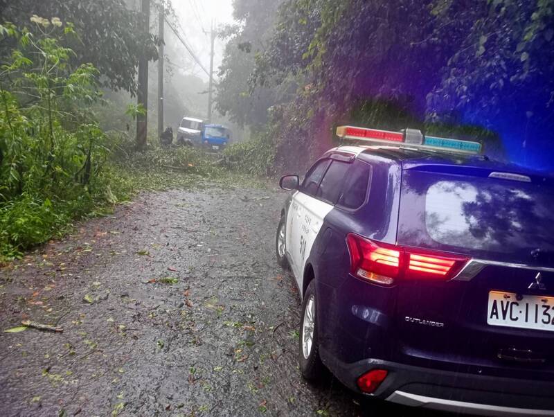 雨炸南投仁愛 土石流掩埋貨車、邊坡沖泥水瀑布