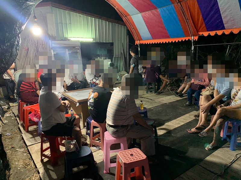 天九牌賭場夜晚隱身農田 屏警帶回31人賭博罪送辦