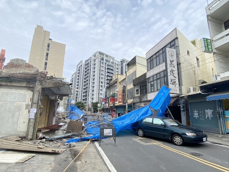 竹北工地鷹架不敵強風倒塌 波及2車無人傷