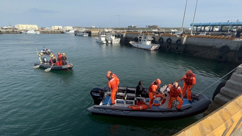 颱風環流SUP8船9人飄外海 澎湖海巡即刻救援