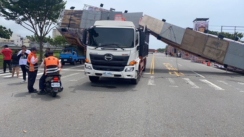 高雄宮廟派對邀韓國女神DJ 開演前牌樓吹倒壓2車