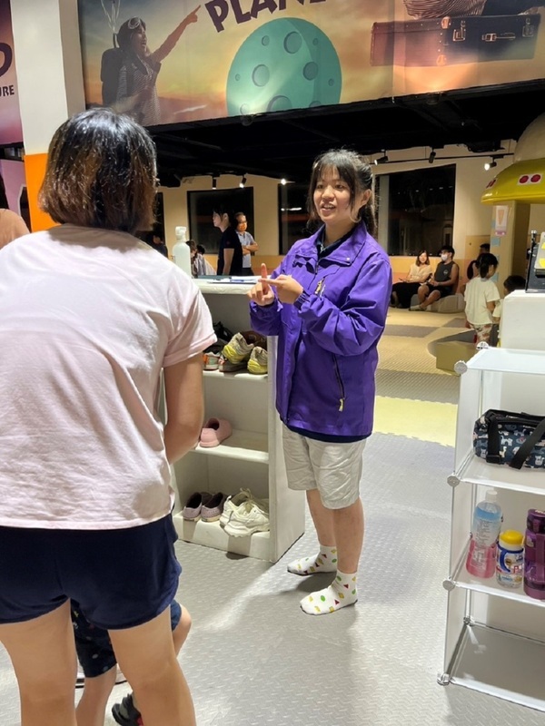 暑假旅宿業職場體驗 僑生學習擔任遊戲室服務員