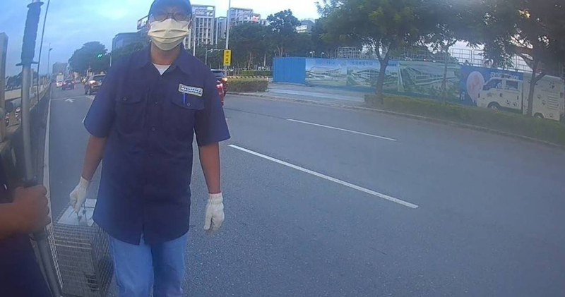 巡邏車戒備後方車流 台中警救援車道圍牆幼貓