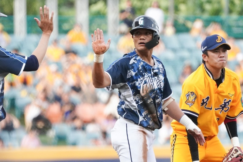 39歲王勝偉睽違1年敲三壘安打 笑言全身痠痛