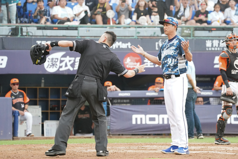 悍將因妨礙守備2分消失 丘昌榮抗議被趕出場