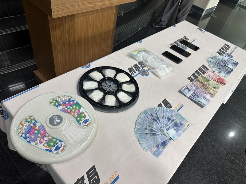 毒品藏運動器材寄送來台 警逮4移工送辦