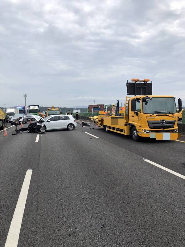 疑自動駕駛未注意前方狀況 追撞工程車4人就醫