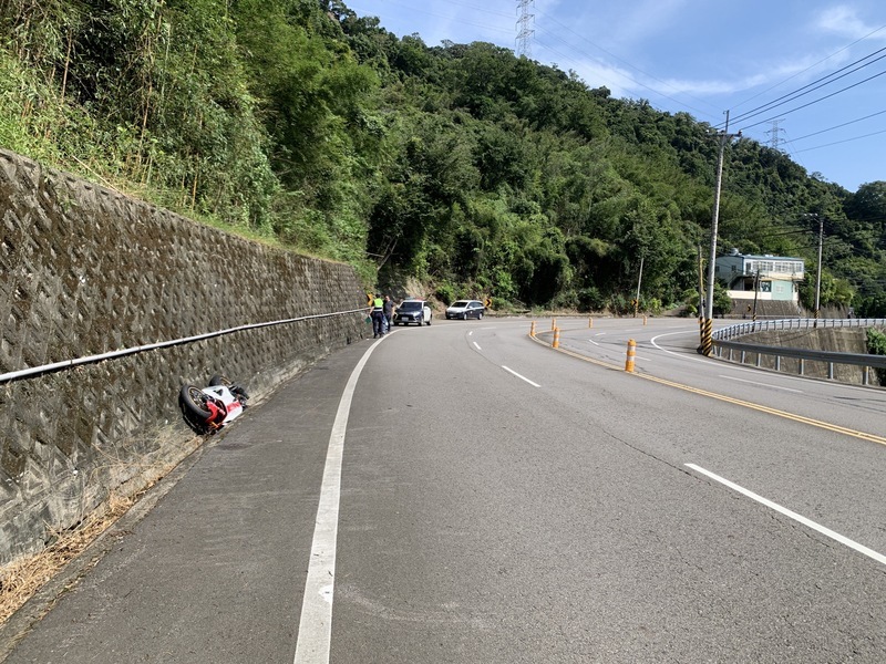 苗栗獅潭台3線重機疑過彎不慎自摔 騎士送醫不治
