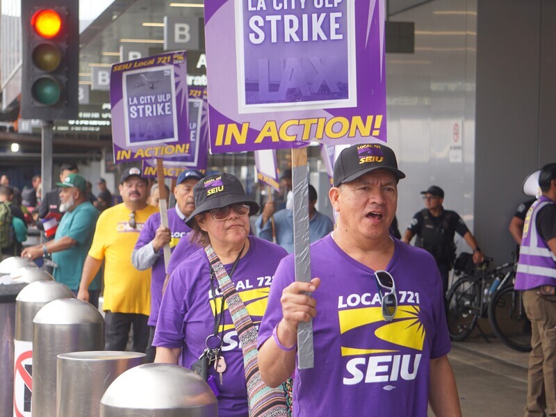 洛杉磯上萬市府雇員示威 加入美國夏季罷工潮