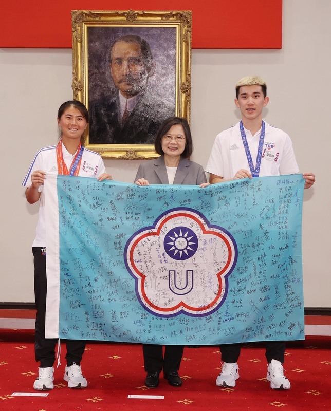 總統接見成都世大運代表團　盛讚是最棒的台灣英雄