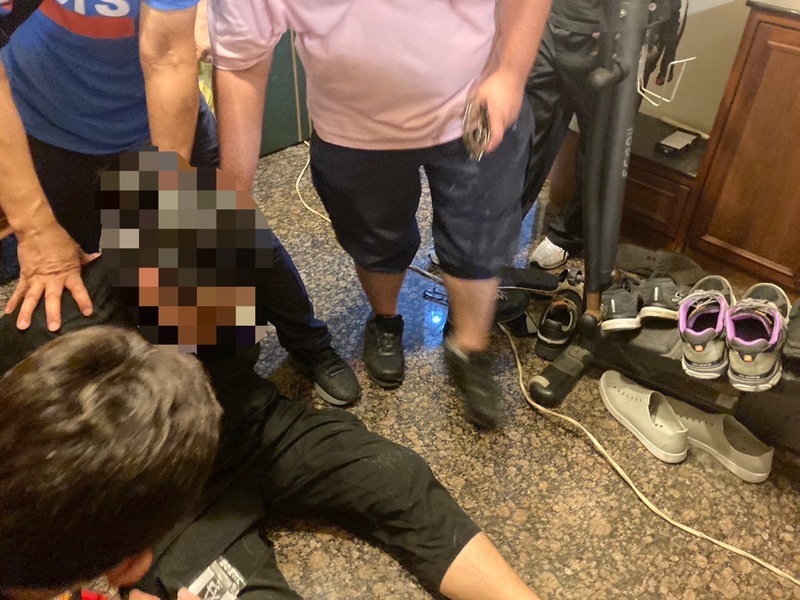 基隆男子亮槍恐嚇酒吧 警方破門逮人