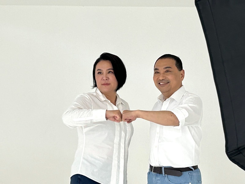 與小雞拍宣傳照 侯友宜、陳玉珍比捍衛金門姿勢