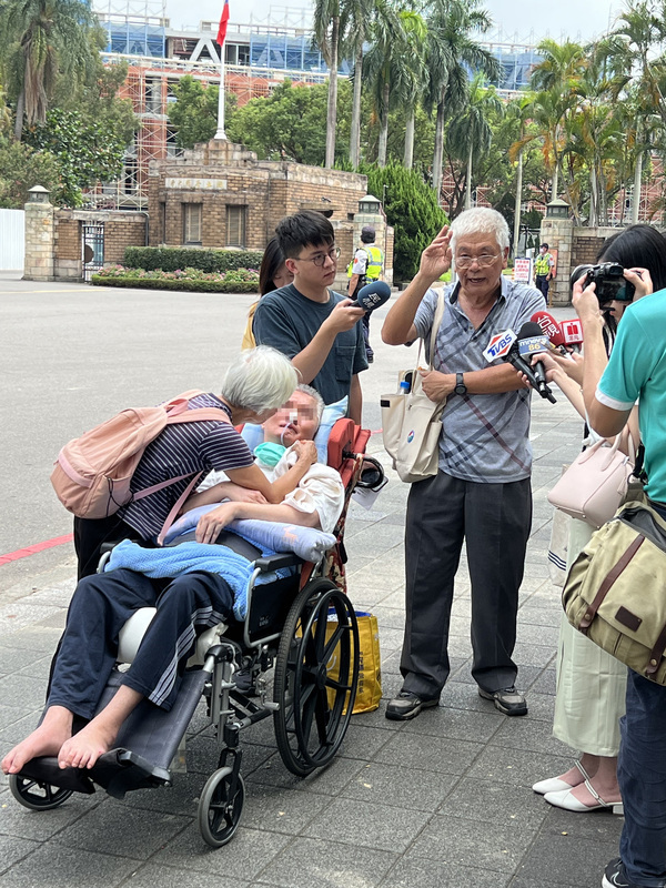 植物人張振聲父母陳情台大 籲調高照顧費用