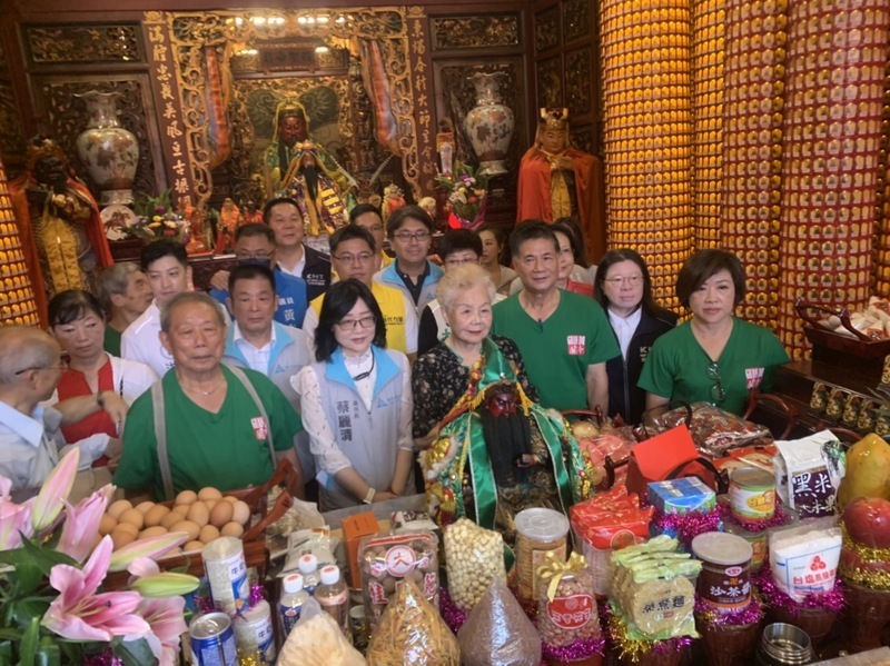 民眾黨空姐應援團造勢爭議 柯媽：柯文哲沒做壞事