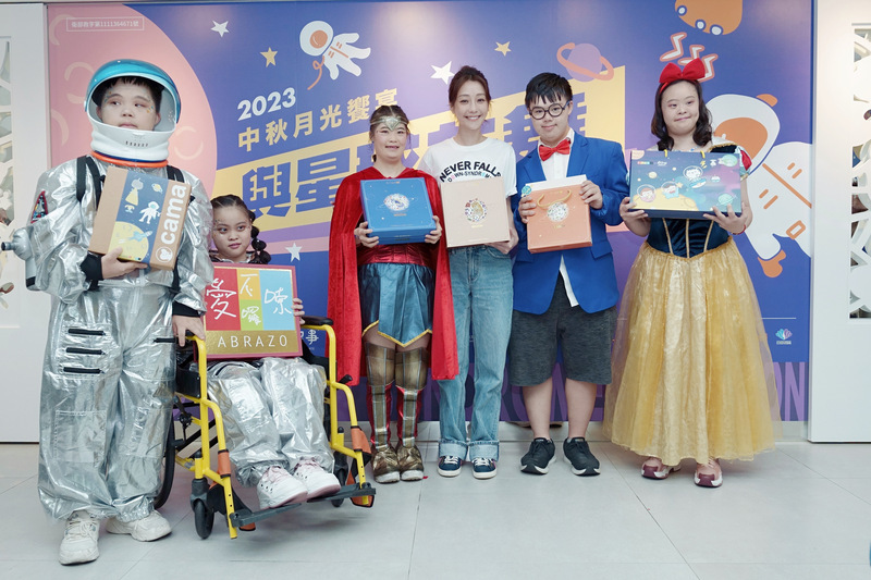 庇護商店當家「叫賣一哥」 賺錢帶家人出國玩